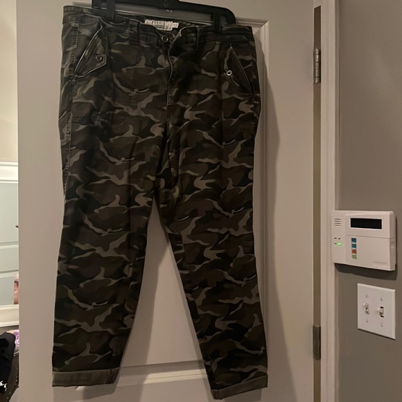 Torrid size 18 camo cropped pants - Picture 2 of 5
